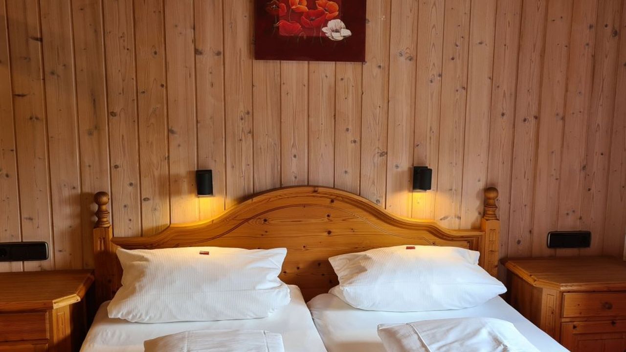 Doppelbett im Wohn- Schlafraum Doppelbett im Wohn- Schlafraum